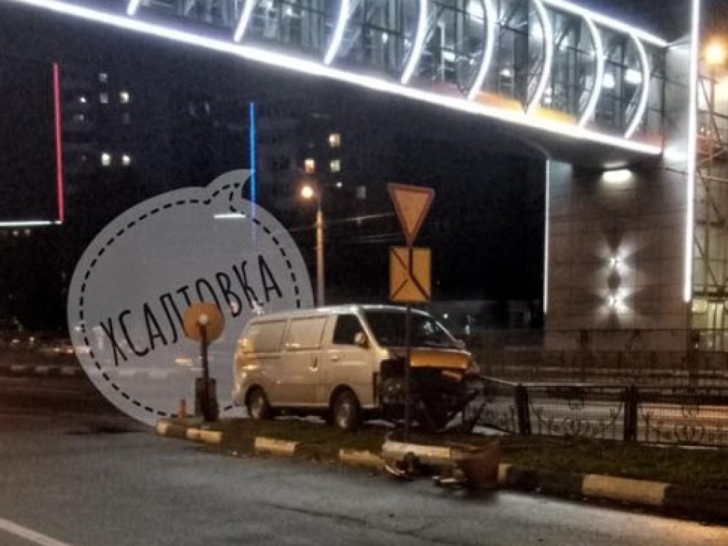 В Харькове микроавтобус вылетел с дороги и снес забор (ФОТО)