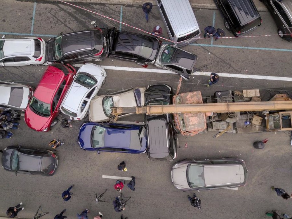 Масштабное ДТП с автокраном в Киеве: фото с дрона