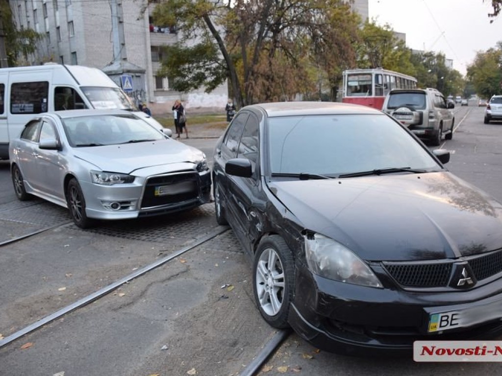 В Николаеве столкнулись два Mitsubishi, заблокировав движение трамваев (ФОТО)