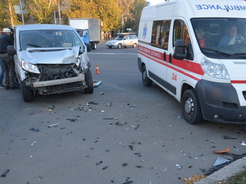 В центре Николаева столкнулись два микроавтобуса, есть пострадавшие (ФОТО)