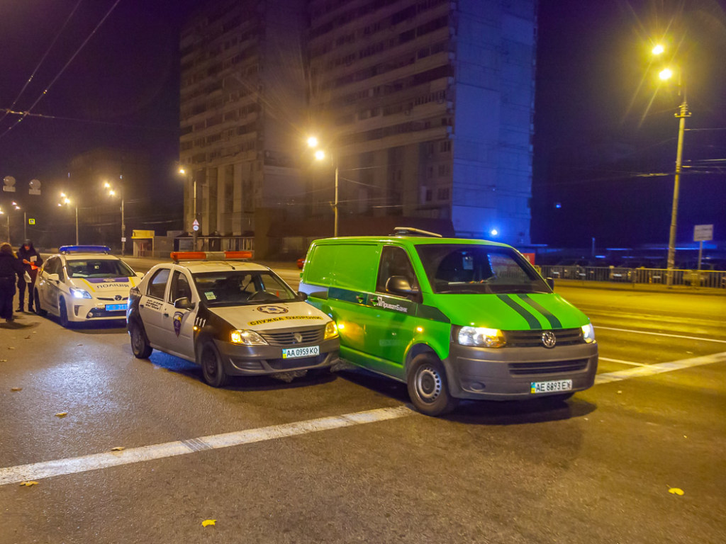 В Днепре инкассаторы не поделили дорогу с автомобилем охранной фирмы (ФОТО, ВИДЕО)