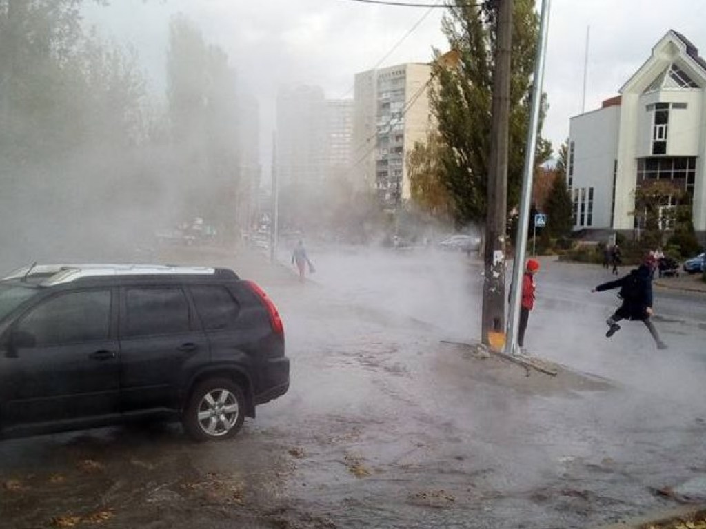 В Киеве из-под земли появился «фонтан»: прорвало трубу с горячей водой (ФОТО)