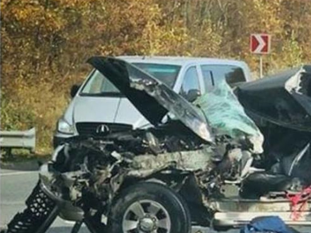 ДТП под Львовом: внедорожник разорвало о грузовик (ФОТО)