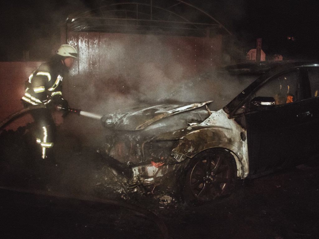 В Киеве в частном секторе сгорела Mazda (ФОТО, ВИДЕО)