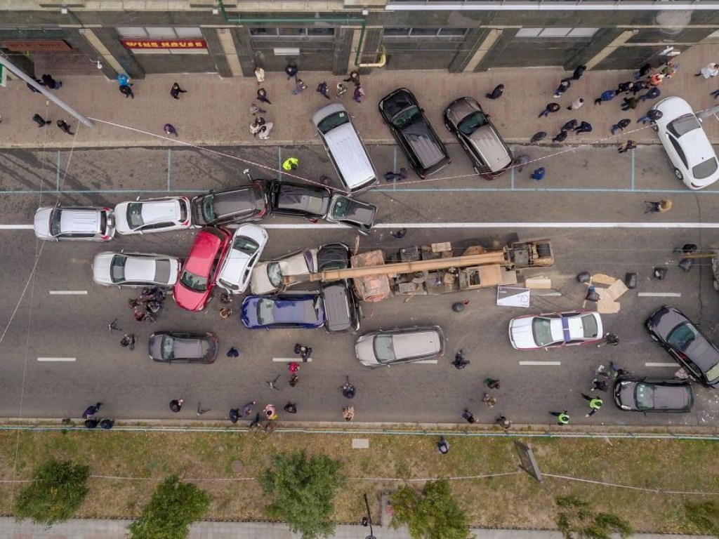 Масштабное ДТП с автокраном в Киеве: появилось видео момента аварии