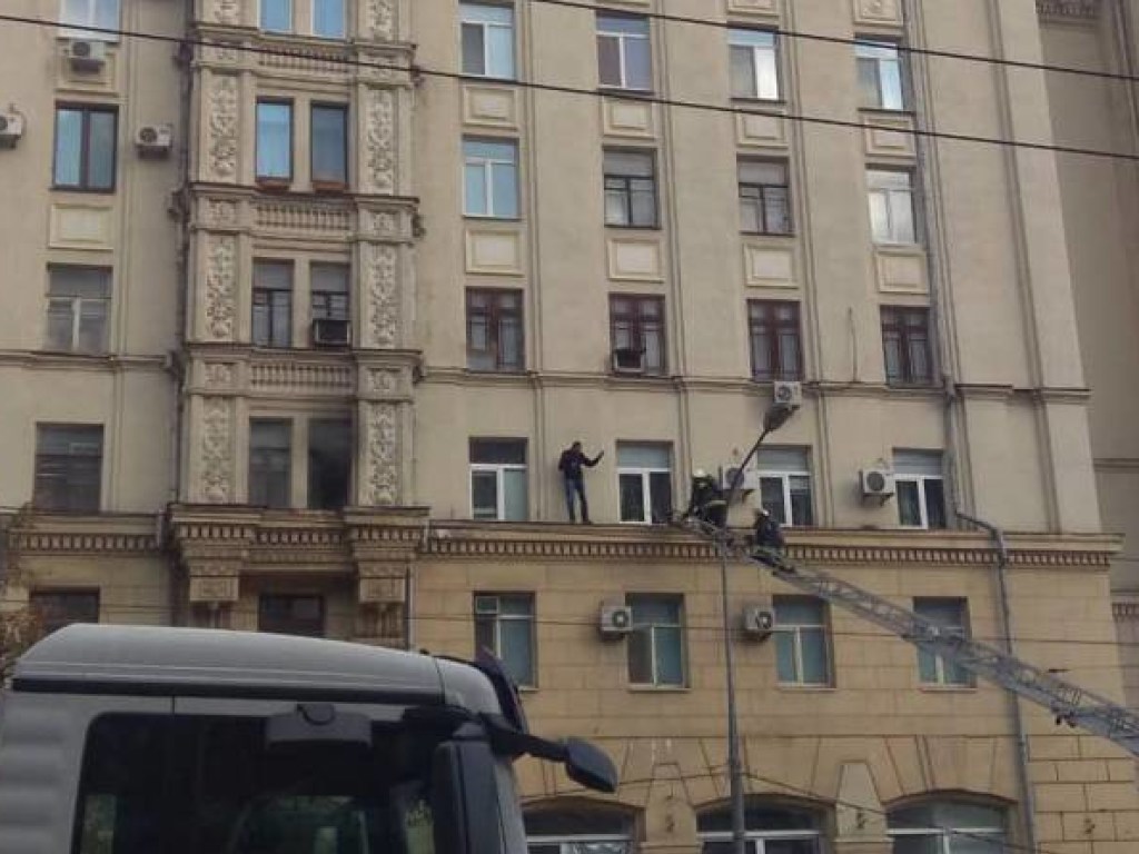 Спасался от пожара: в Харькове мужчина вылез на карниз дома  (ВИДЕО, ФОТО)