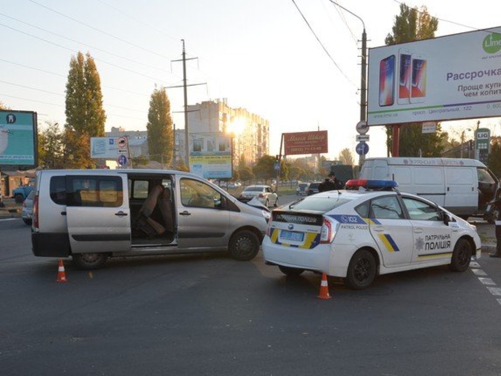В центре Николаева Honda врезалась в троллейбус (ФОТО)