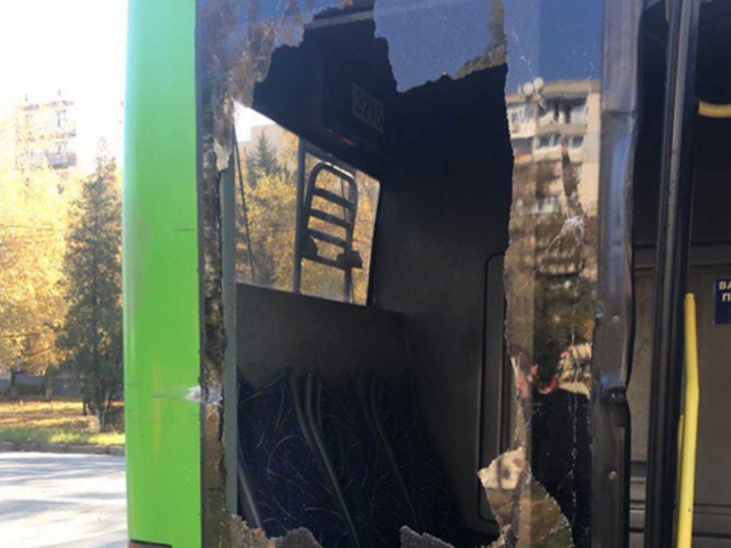 Пассажиров накрыл дождь из стекла: в Харькове столкнулись троллейбус и маршрутка (ФОТО)