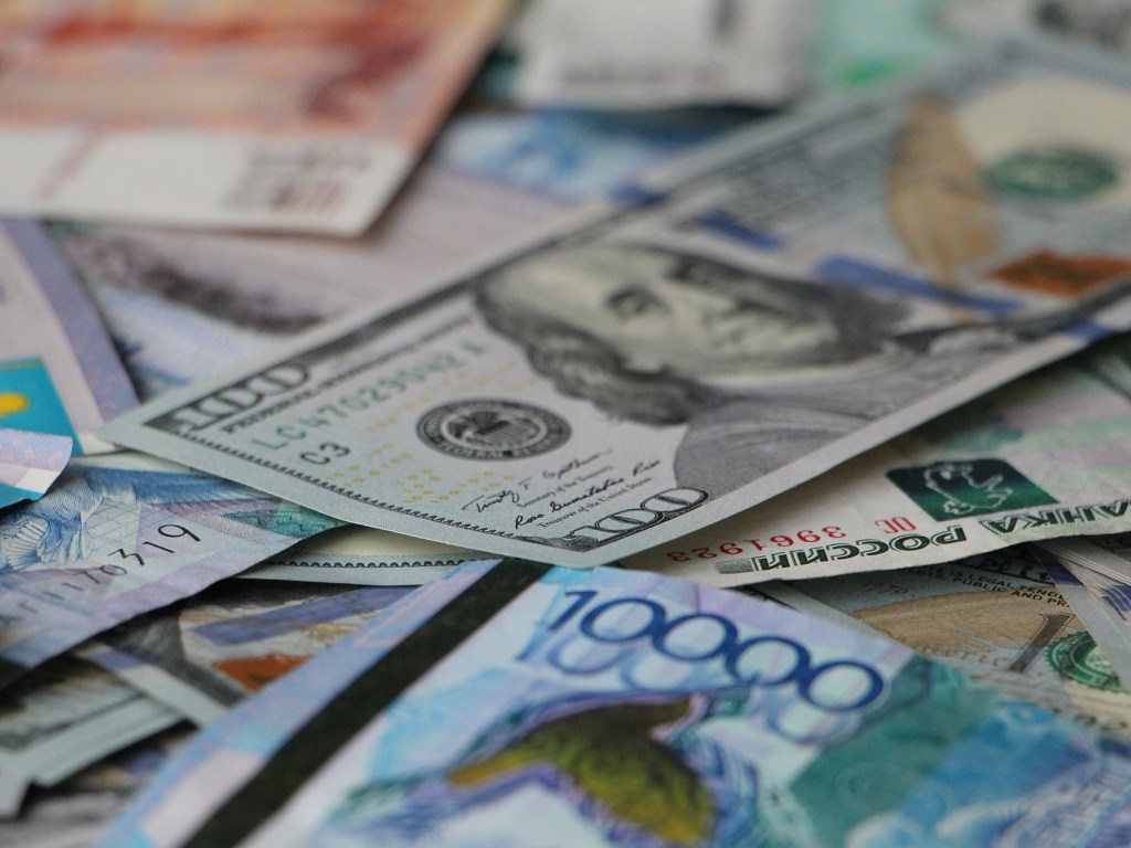 НБУ установил официальный курс гривны на уровне 28,18 гривны за доллар