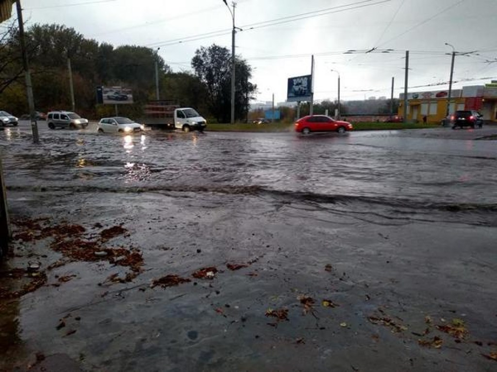 Мощный ливень затопил улицы Днепра (ФОТО)