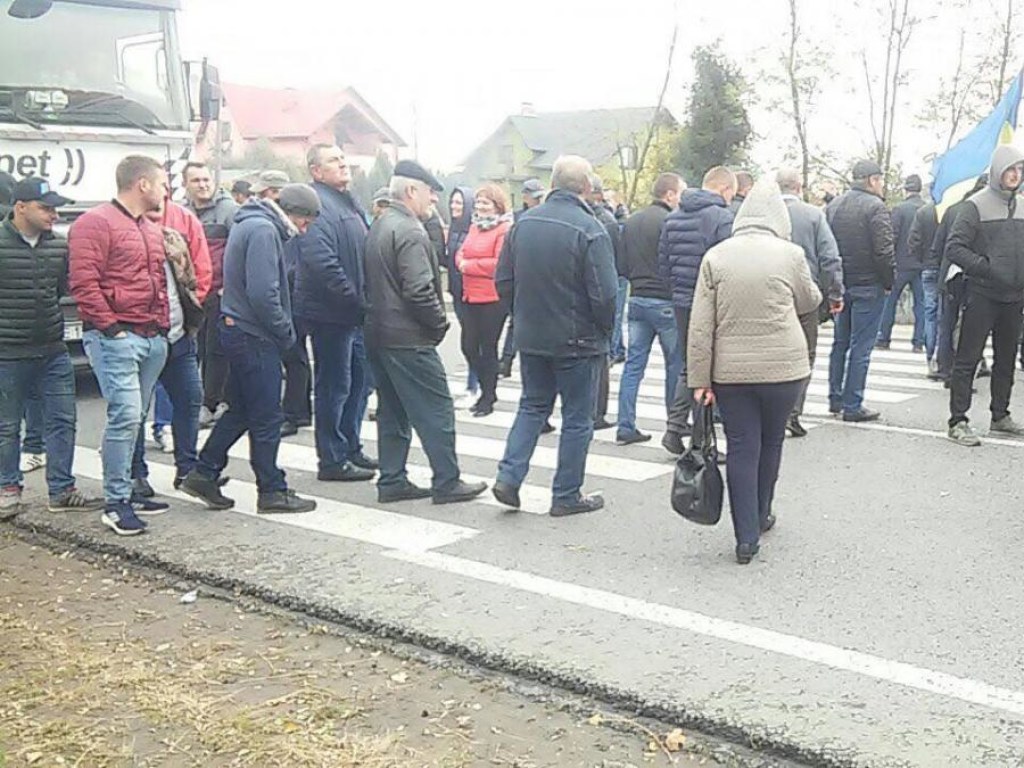 Жители городка на Львовщине вторые сутки перекрывают международную трассу (ФОТО)