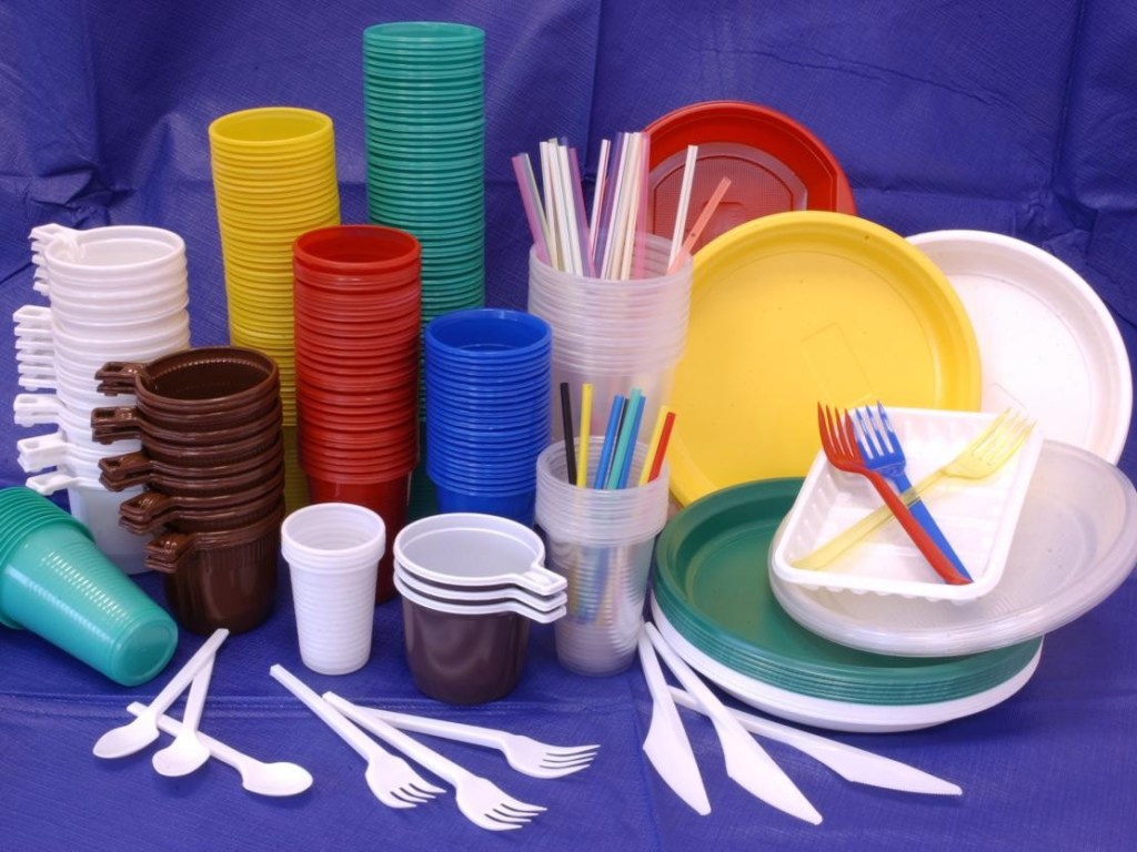 Европарламент проголосовал за запрет производства пластиковой посуды
