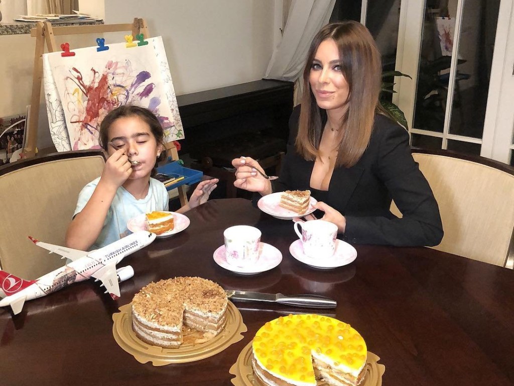 «Зарабатывает на ребенке!»: Ани Лорак заставляет дочь сниматься в рекламе – соцсети