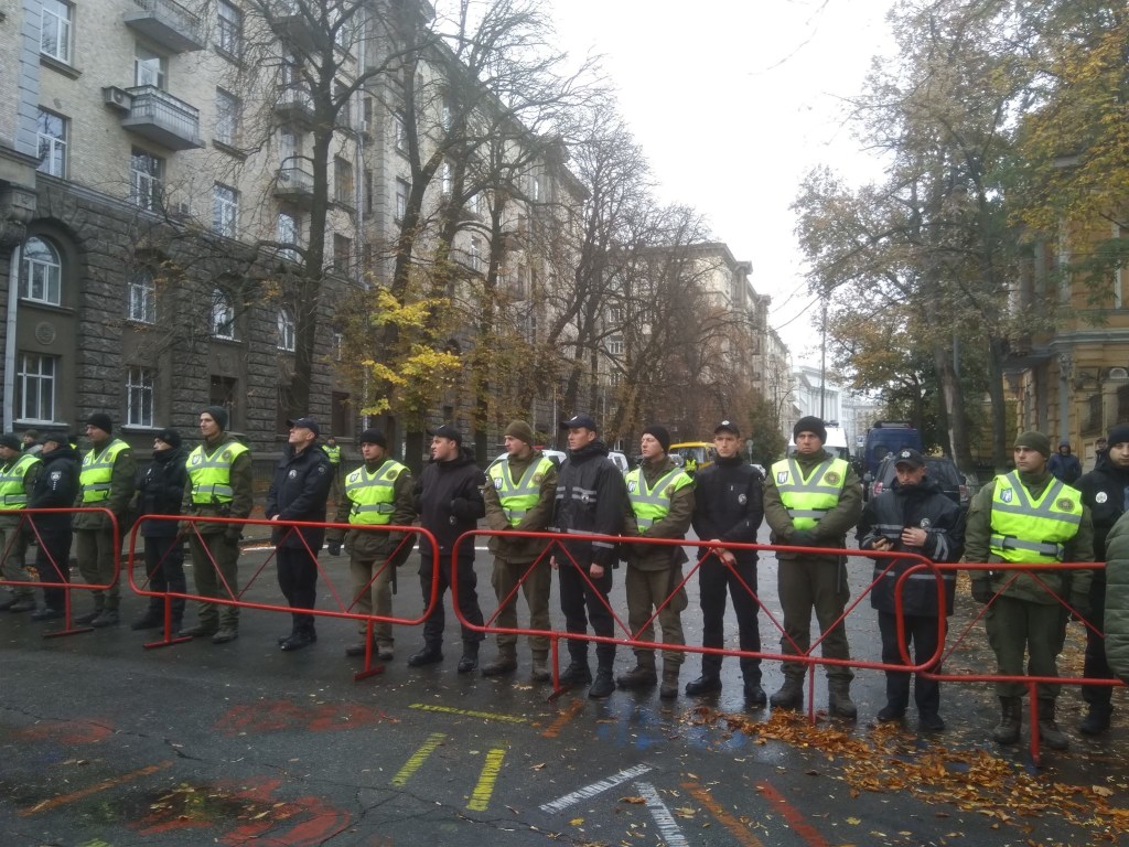 В Киеве начался пикет возле Администрации Президента: Улица Институтская заблокирована (ФОТО)