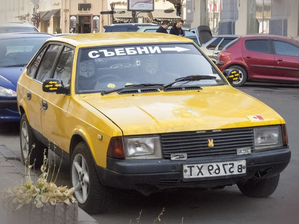 В Одессе заметили автомобиль с нецензурным словом на лобовом стекле (ФОТО)