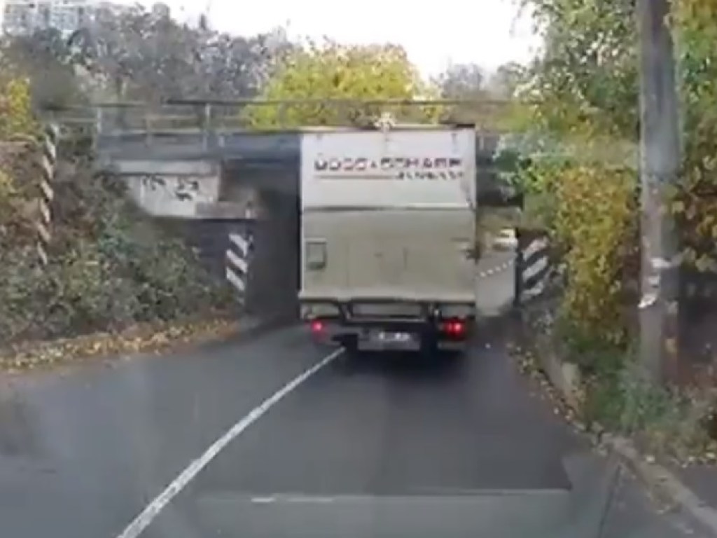 В Киеве под мостом застрял грузовик (ВИДЕО)