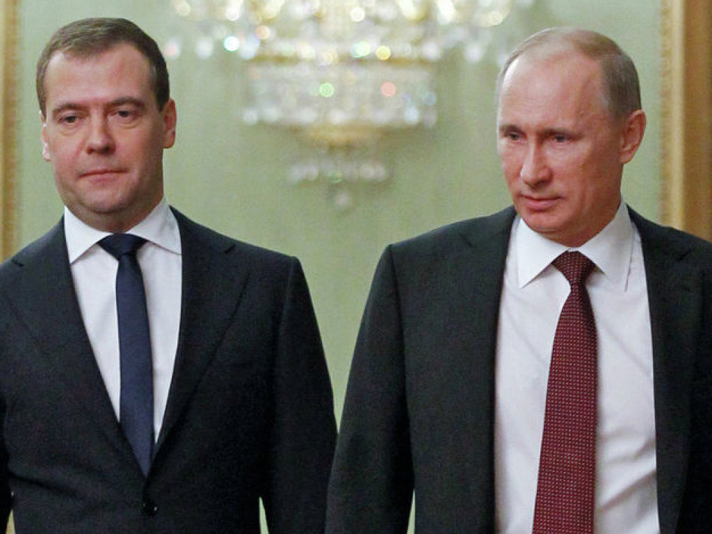 Сеть обсуждает фото, на котором Путин оказался ниже Медведева