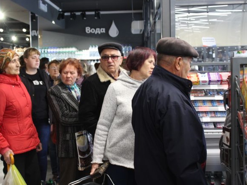 В Мелитополе покупатели штурмовали магазин, стремясь заполучить бесплатные продукты (ФОТО)