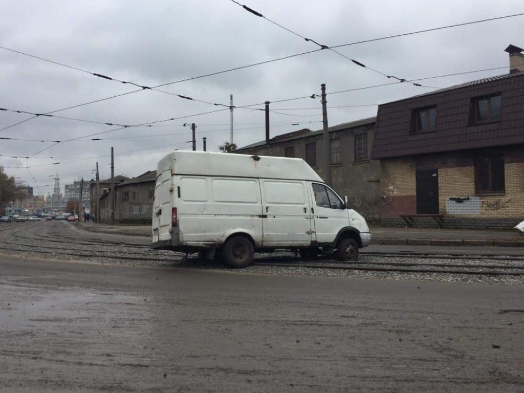 В Харькове машина застряла на рельсах