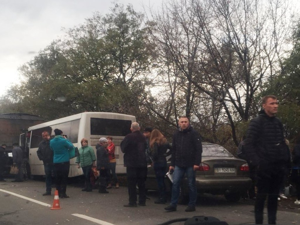 В Кременчуге пассажирский автобус въехал в грузовик: есть пострадавшие
