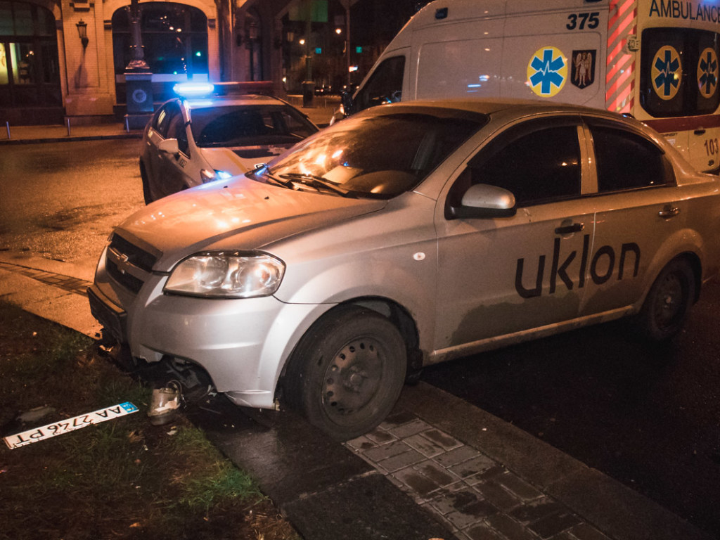 На Бессарабке в Киеве такси на полном ходу влетело в клумбу (ФОТО)