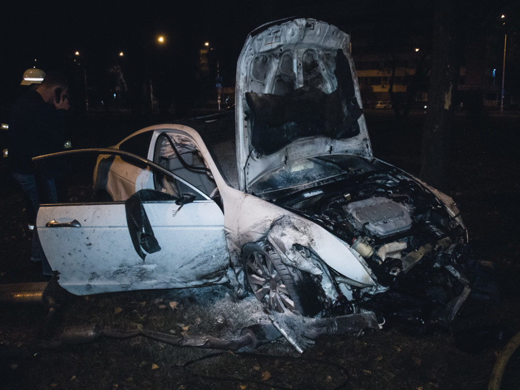 На левом берегу Киева Honda с четырьмя парнями вылетела на обочину и вспыхнула (ФОТО, ВИДЕО)