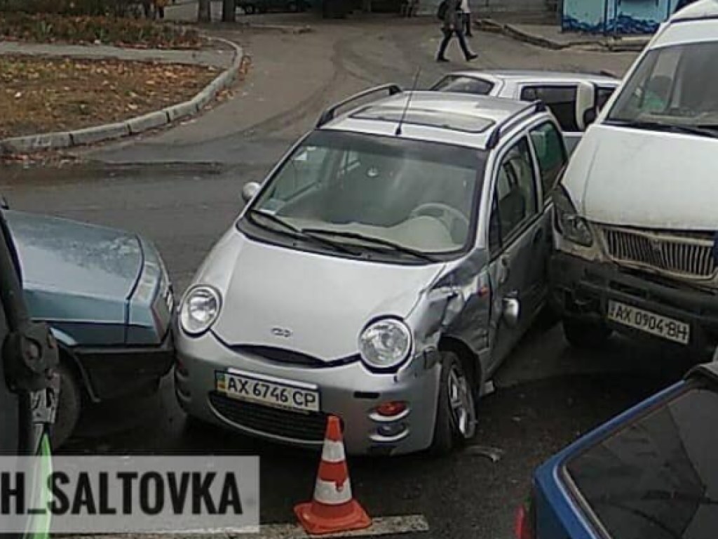 В Харькове столкнулись сразу 3 авто (ФОТО)