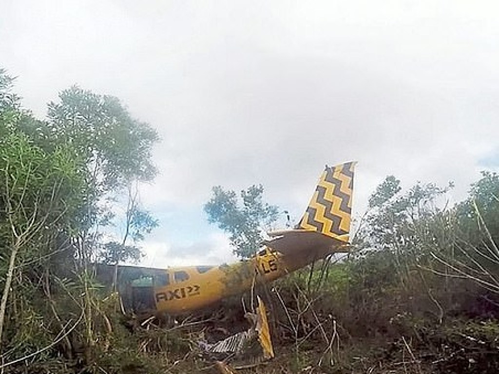 Молодожены из Великобритании чудом выжили при падении легкомоторного самолета в Меланезии (ФОТО, ВИДЕО)