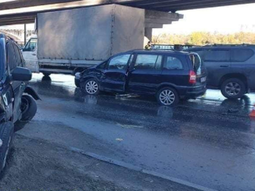 На Набережном шоссе в Киеве в крупном ДТП пострадал ребенок (ФОТО)