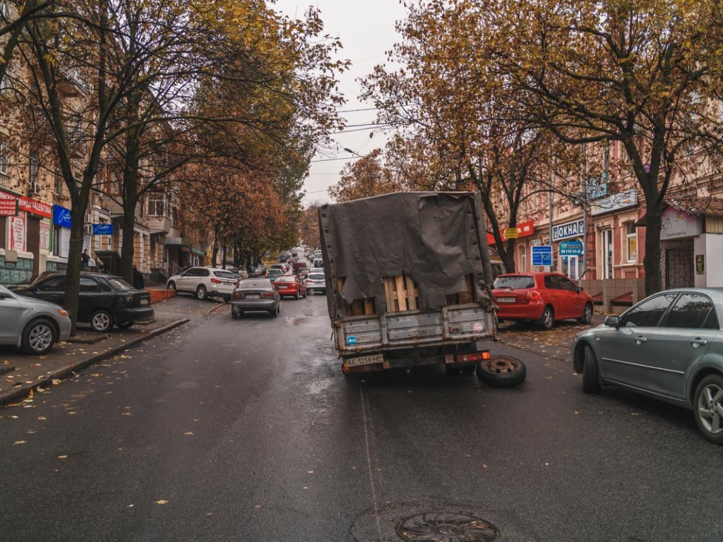 В Днепре на Грушевского у «Газели» отвалились два задних колеса (ФОТО, ВИДЕО)