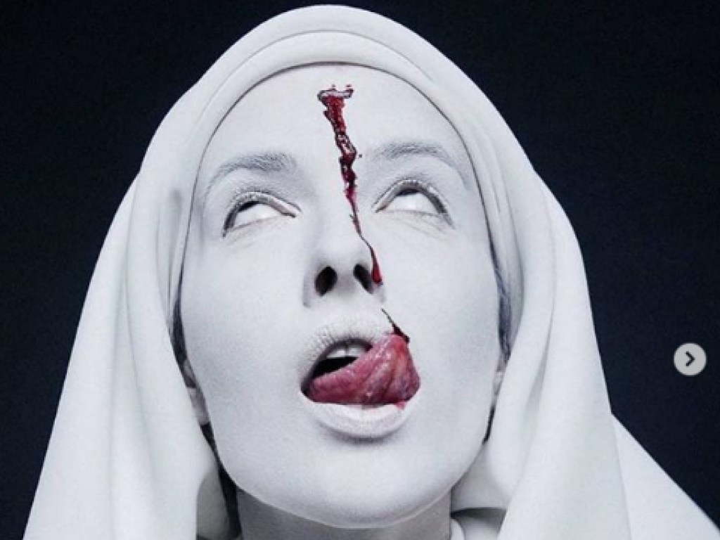 Капля крови на лице: украинская секс-бомба предстала в образе мертвой монахини (ФОТО)