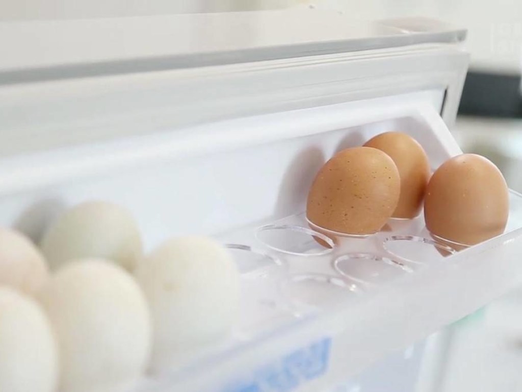Медики заявили, что хранить яйца в дверце холодильника вредно
