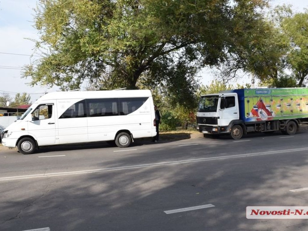 В Николаеве столкнулись маршрутка и грузовик с пельменями (ФОТО)