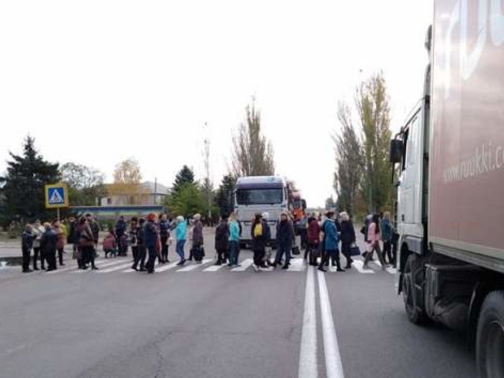 Требуют выплаты зарплаты: николаевские медики перекрыли трассу на Киев (ФОТО, ВИДЕО)