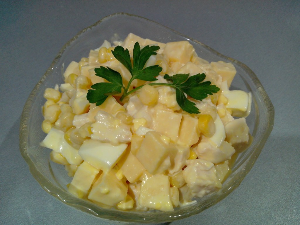 Рецепт дня: Экзотический салат с ветчиной и ананасами