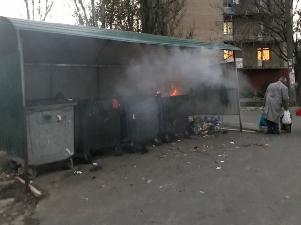 В жилые  дома тянет дымом: в Запорожской области вандалы подожгли мусорные контейнеры (ФОТО)