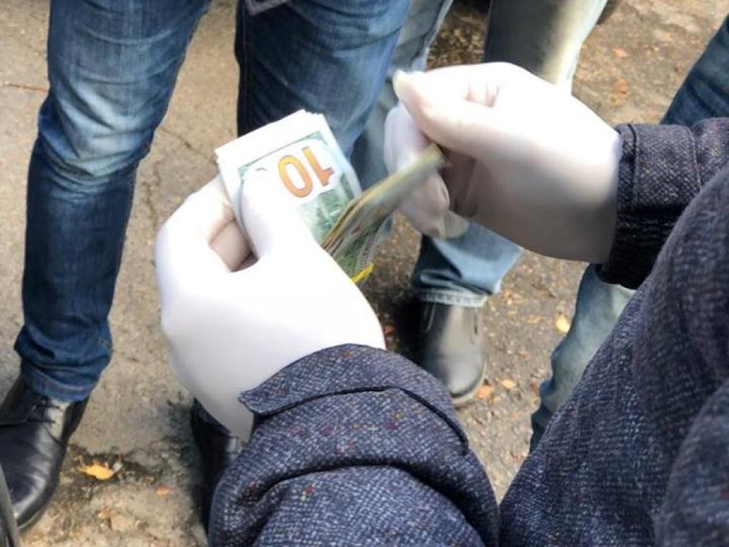На Киевщине местный депутат «погорел» на взятке в 2 тысячи долларов (ФОТО)