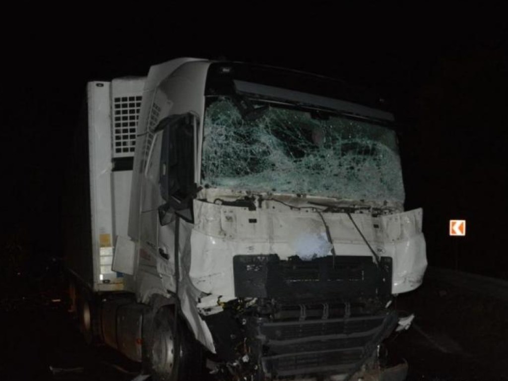 Убил себя и пассажира: на Закарпатье 18-летний водитель микроавтобуса выехал на встречную и врезался в грузовик