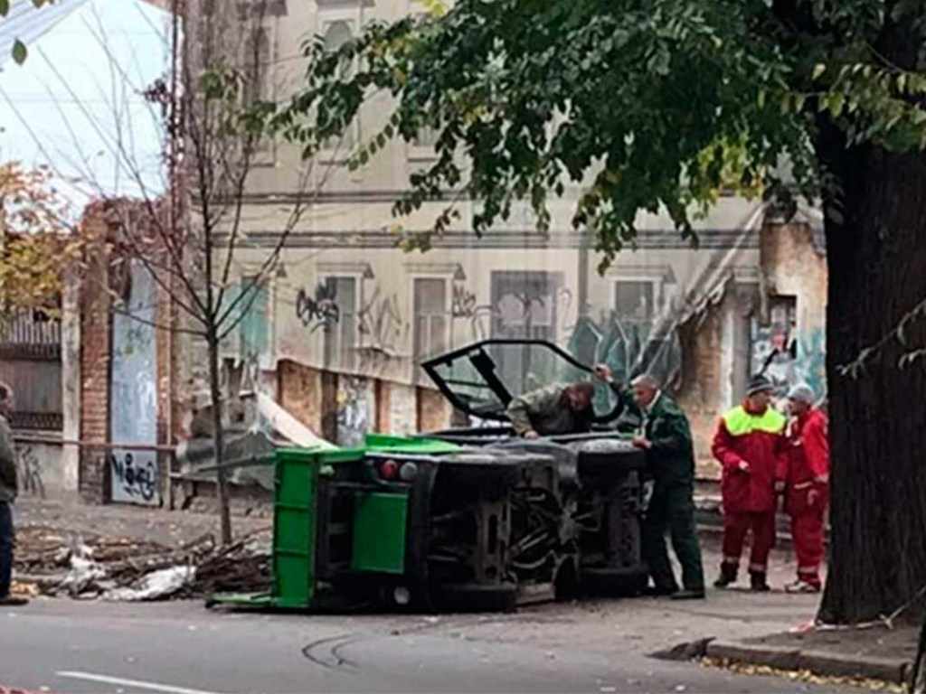 В центре Харькова перевернулся грузовик-мусороуборщик