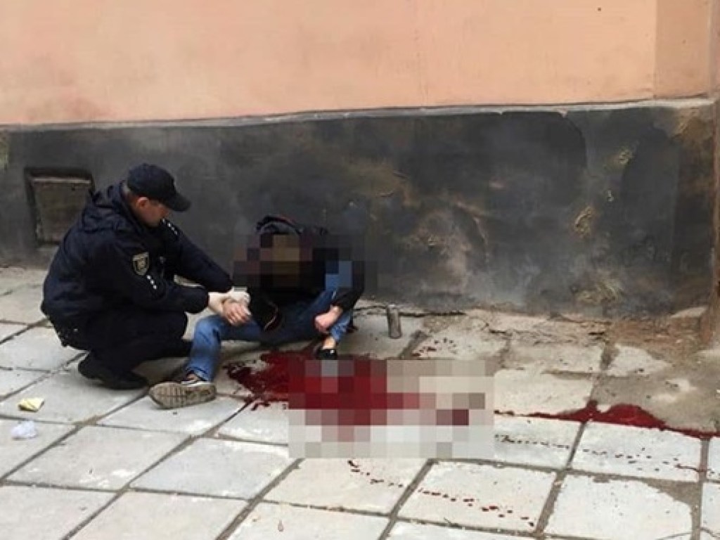 23-летний мужчина перерезал себе вены канцелярским ножом посреди улицы во Львове