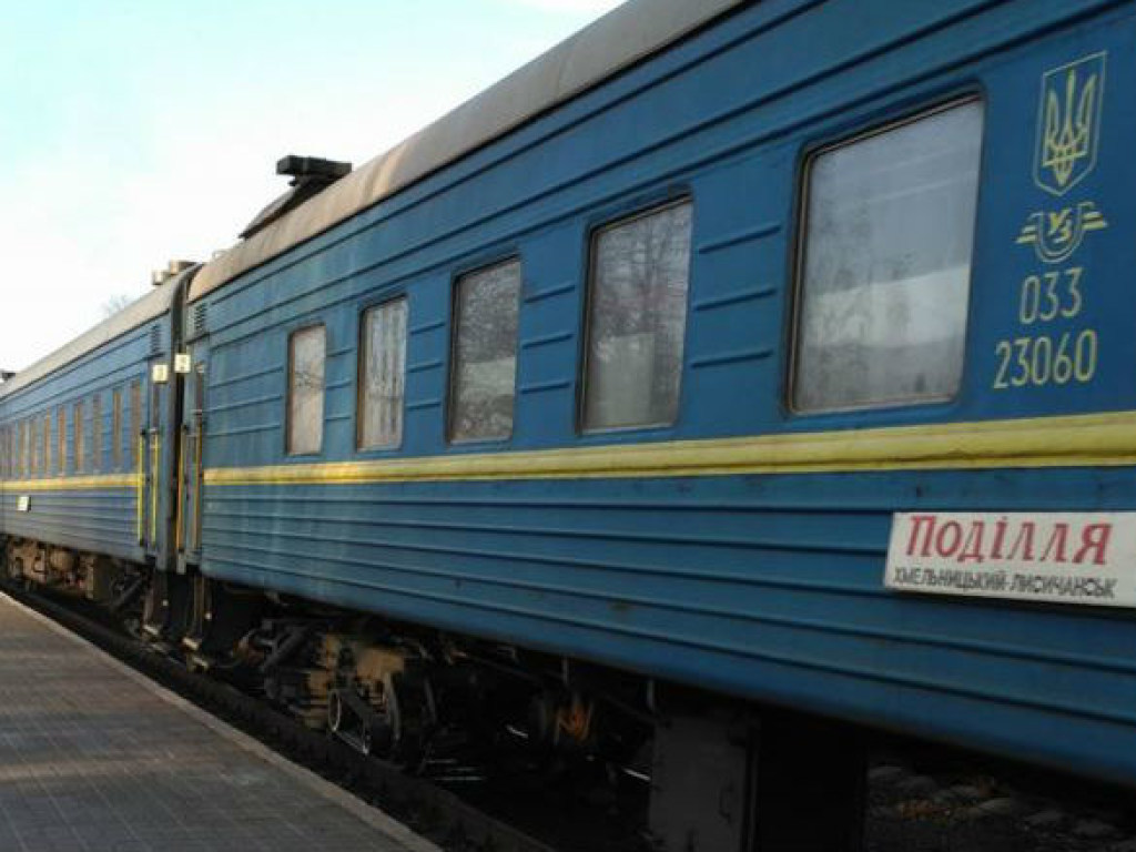 Новый скандал с «Укрзализныцей»: поезд промчался мимо остановки (ФОТО)