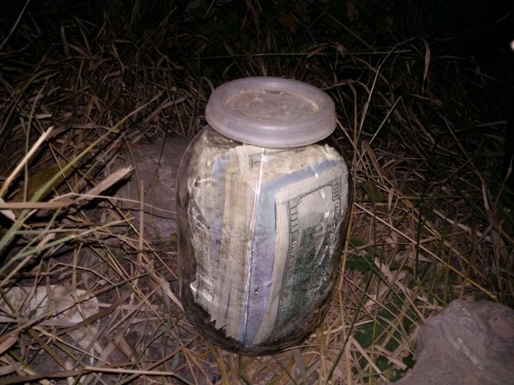 Банка со сбережениями: в Керчи на огороде у пенсионерки выкопали «клад»
