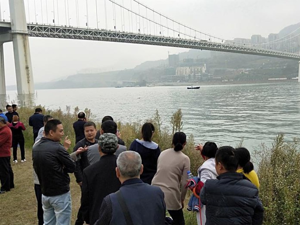 В Китае автобус слетел в реку Янцзы с 60-метрового моста: есть погибшие