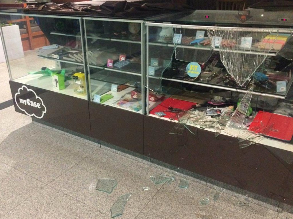 В Днепре неадекватный мужчина разбил витрину магазина (ФОТО, ВИДЕО)