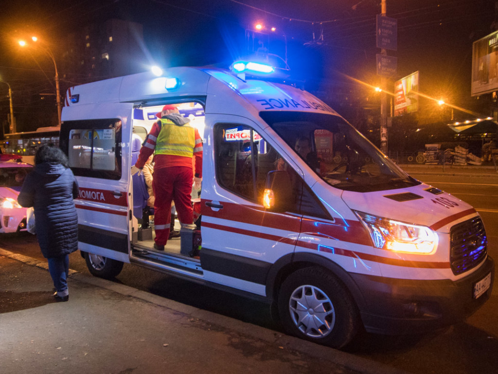 В Киеве на Вышгородской иномарка сбила девочку на пешеходном переходе (ФОТО, ВИДЕО)