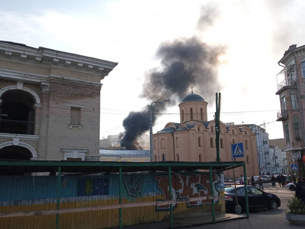 На столичном Подоле загорелся один из самых старых домов Киева (ФОТО)