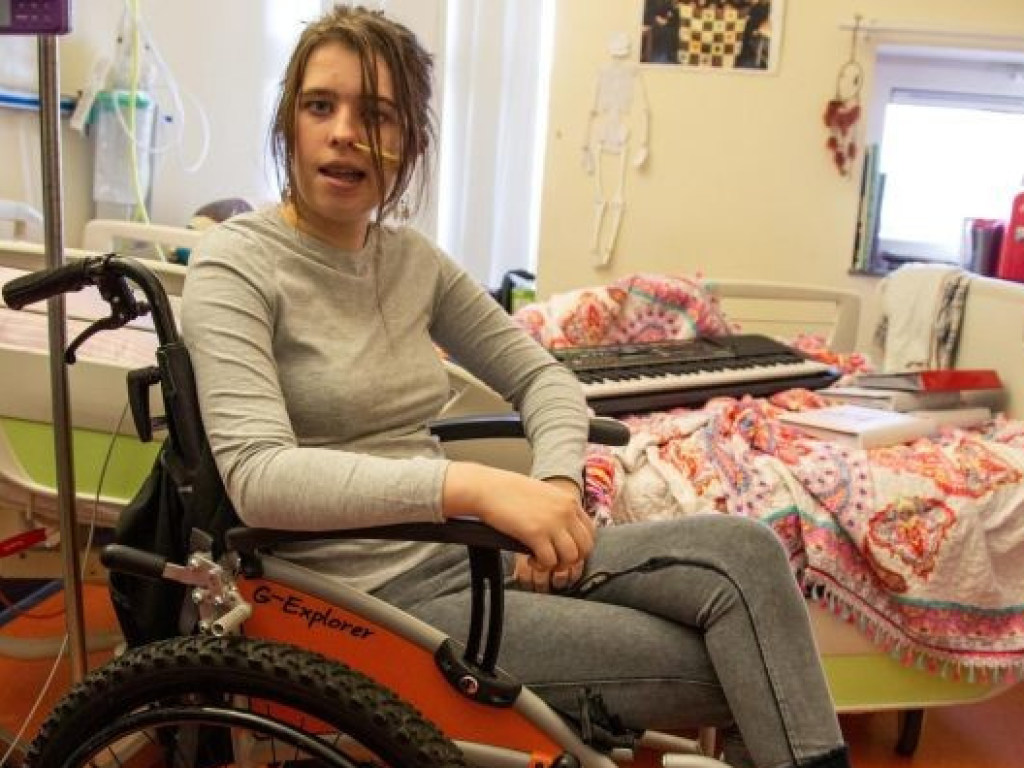 Врачи давали шанс в 5%: парализованная девочка внезапно очнулась на больничной койке (ФОТО)