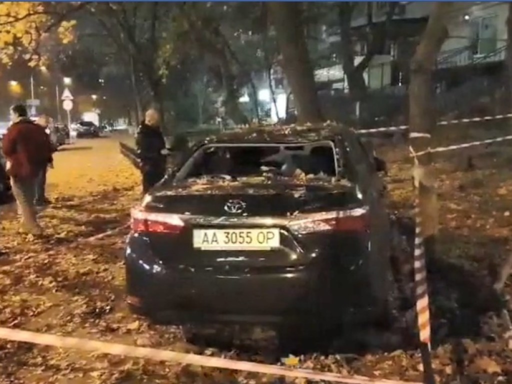 В машине нашли шприцы и пистолет: в Киеве пьяный водитель Toyota вылетел на тротуар с прохожими (ВИДЕО)
