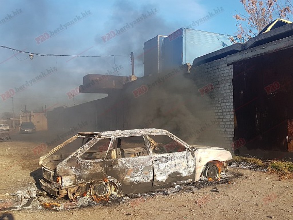В Бердянске на территории гаражного кооператива полностью сгорел автомобиль «ВАЗ» (ФОТО)