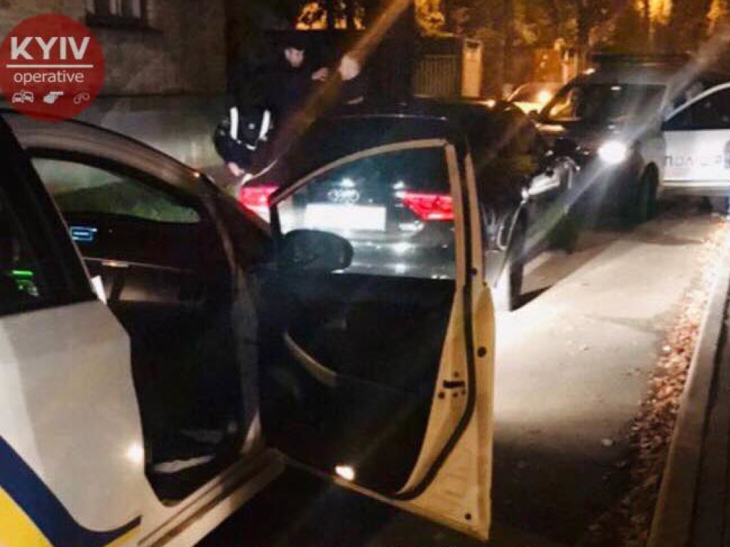 Под Киевом водитель Audi дворами уходил от погони полиции (ФОТО)
